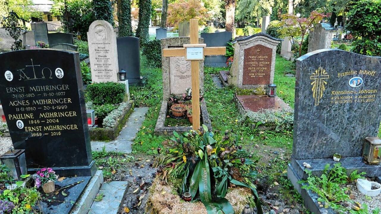 Das provisorische Grab von Ladislaus Eduard Almásy auf dem Salzburger Kommunalfriedhof.   Das provisorische Grab von Ladislaus Eduard Almásy auf dem Salzburger Kommunalfriedhof.