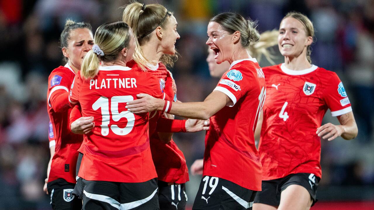 Großer Jubel: Österreichs Fußballerinnen bleiben erstklassig.  Großer Jubel: Österreichs Fußballerinnen bleiben erstklassig.