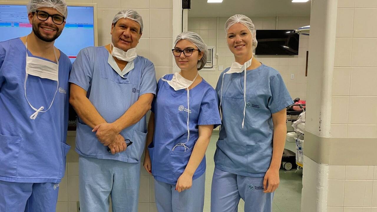 Die Salzburgerin (rechts) bei einem Praktikum in Brasilien im medizinischen Einsatz.   Die Salzburgerin (rechts) bei einem Praktikum in Brasilien im medizinischen Einsatz.
