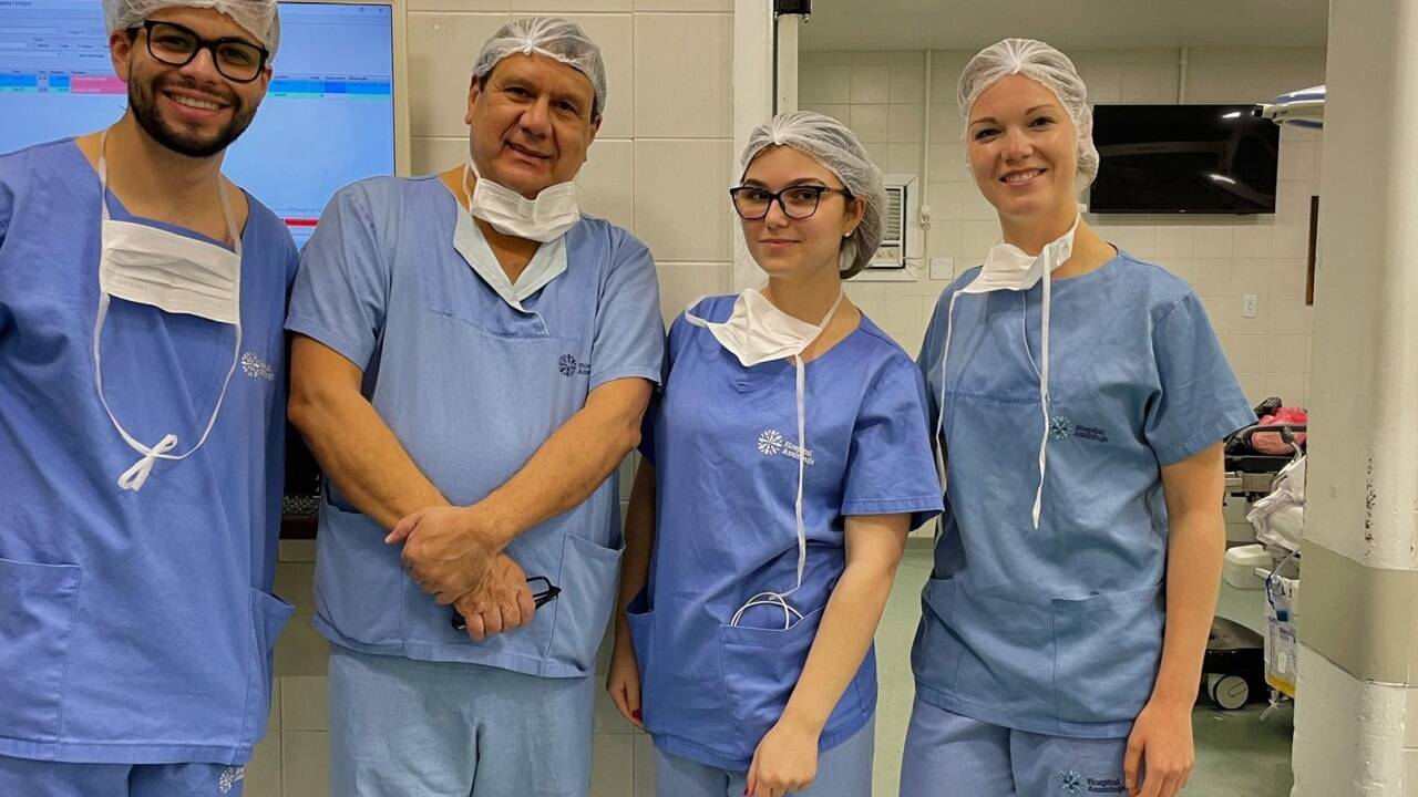Die Salzburgerin (rechts) bei einem Praktikum in Brasilien im medizinischen Einsatz.   Die Salzburgerin (rechts) bei einem Praktikum in Brasilien im medizinischen Einsatz.