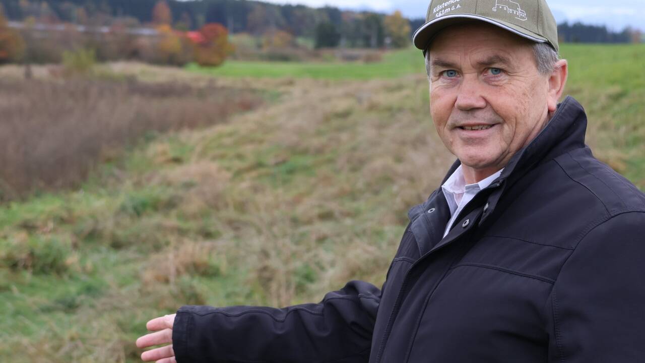 Bürgermeister Wolfgang Wagner vor einer der Flächen am Eisbach, die die Gemeinde Köstendorf den ÖBB als ökologische Ausgleichsfläche zur Verfügung stellen will.  Bürgermeister Wolfgang Wagner vor einer der Flächen am Eisbach, die die Gemeinde Köstendorf den ÖBB als ökologische Ausgleichsfläche zur Verfügung stellen will.