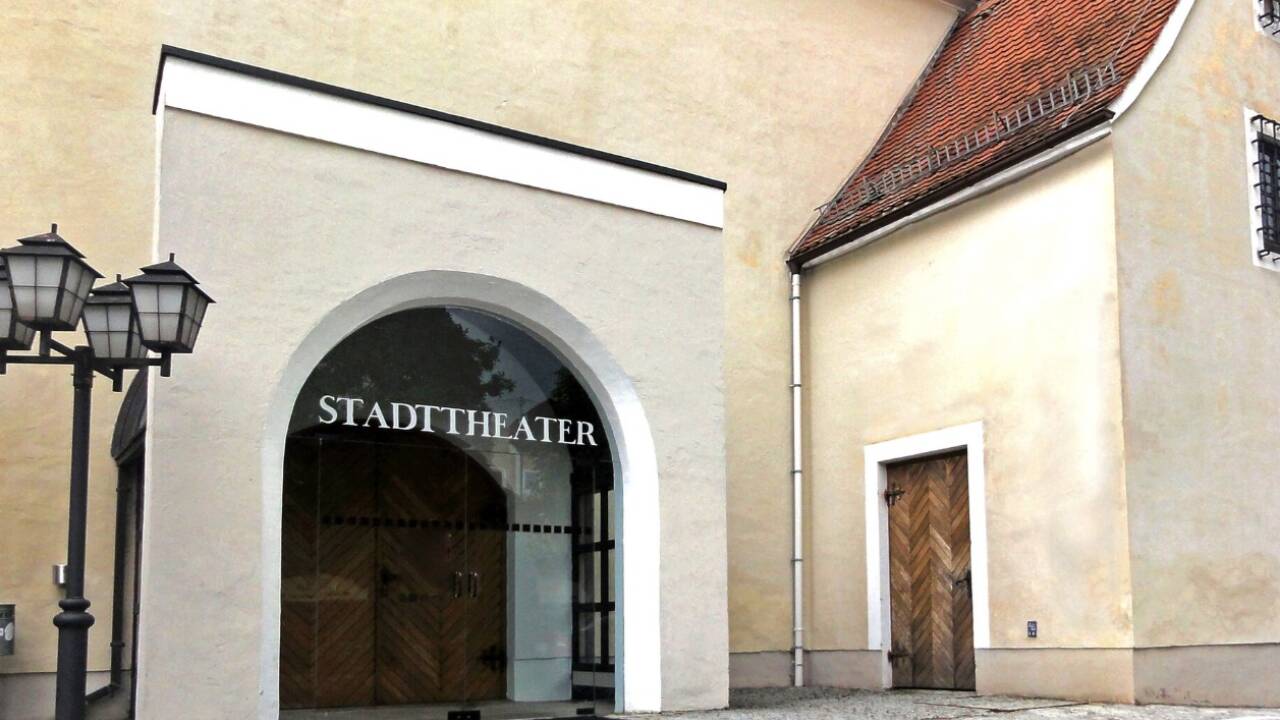 Das Stadttheater Braunau – allein dieses Gebäude steckt voller Geschichten. Auch solchen, die nichts mit dem Nazi-Herrscher zu tun haben.   Das Stadttheater Braunau – allein dieses Gebäude steckt voller Geschichten. Auch solchen, die nichts mit dem Nazi-Herrscher zu tun haben.