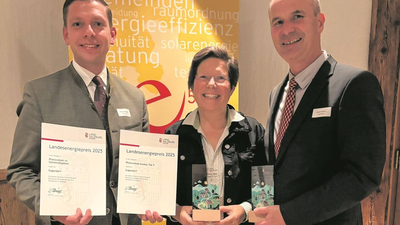 Die Gemeinde Eugendorf erhielt den Landesenergiepreis in zwei Kategorien. Im Bild (v. l.) Bgm. Robert Bimminger, Gemeinderätin Angela Lindner und Gerald Edlmair vom Bauausschuss.  Die Gemeinde Eugendorf erhielt den Landesenergiepreis in zwei Kategorien. Im Bild (v. l.) Bgm. Robert Bimminger, Gemeinderätin Angela Lindner und Gerald Edlmair vom Bauausschuss.