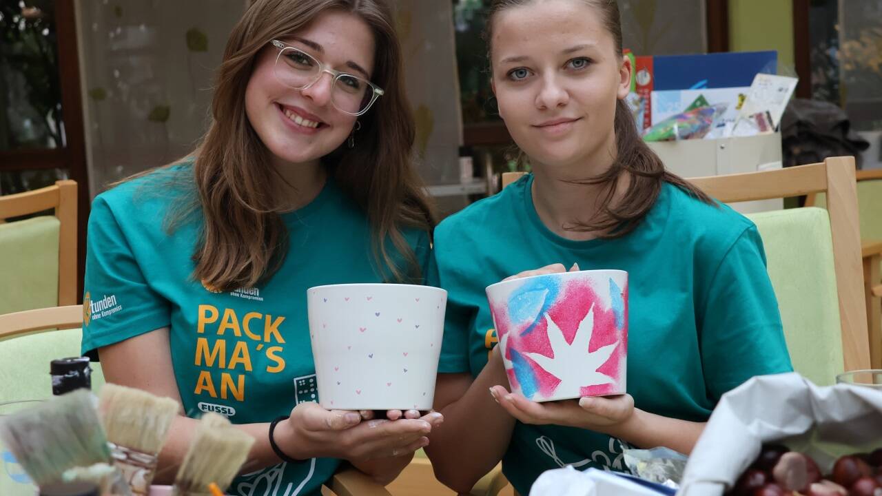 Isabella Forsthuber und Nora Schober an der Bastelstationen. Unter den Töpfen sind auch Auftragsarbeiten von Bewohnerinnen des Seniorenwohnhauses.  Isabella Forsthuber und Nora Schober an der Bastelstationen. Unter den Töpfen sind auch Auftragsarbeiten von Bewohnerinnen des Seniorenwohnhauses.
