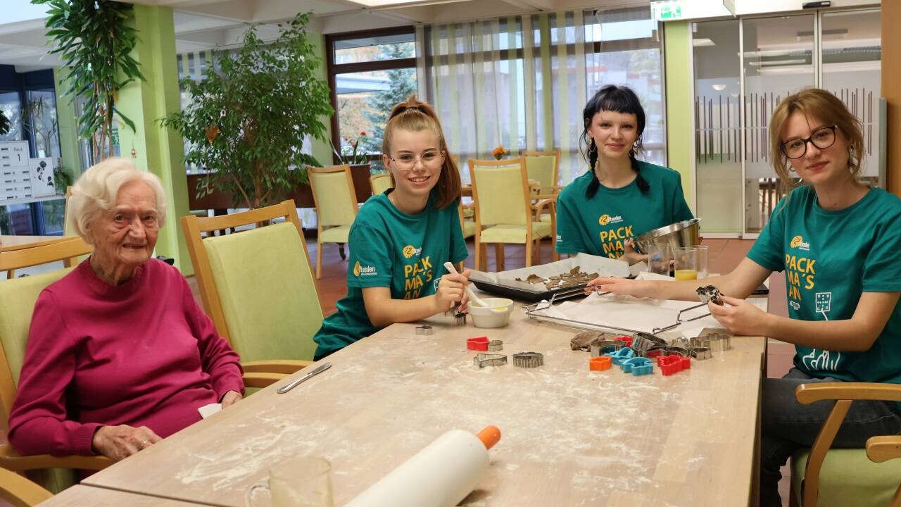 Auch Kekse backen zählte zum Programm. Bewohnerin Margareta Helminger mit den Schülerinnen Diana Roth, Lily Jahn und Katharina Pergtold.  Auch Kekse backen zählte zum Programm. Bewohnerin Margareta Helminger mit den Schülerinnen Diana Roth, Lily Jahn und Katharina Pergtold.