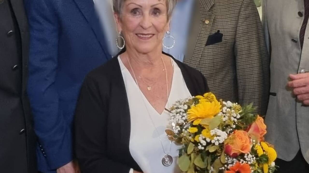 Waltraud Scheidler organisiert die Ausstellung.  Waltraud Scheidler organisiert die Ausstellung.