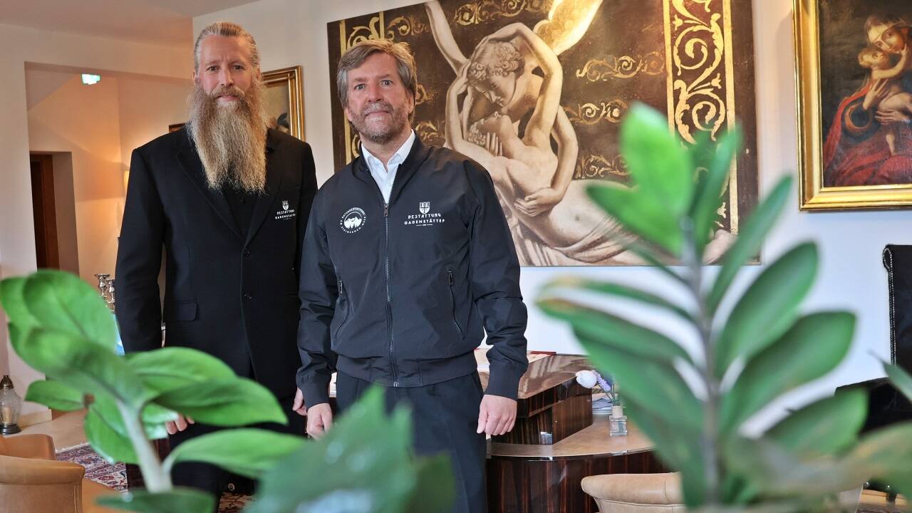 Markus und Andreas Gadenstätter führen seit über drei Jahrzehnten das Bestattungsunternehmen der Familie. Die Pinzgauer Woche traf das Duo vor Allerheiligen zum ausführlichen Gespräch.  Markus und Andreas Gadenstätter führen seit über drei Jahrzehnten das Bestattungsunternehmen der Familie. Die Pinzgauer Woche traf das Duo vor Allerheiligen zum ausführlichen Gespräch.