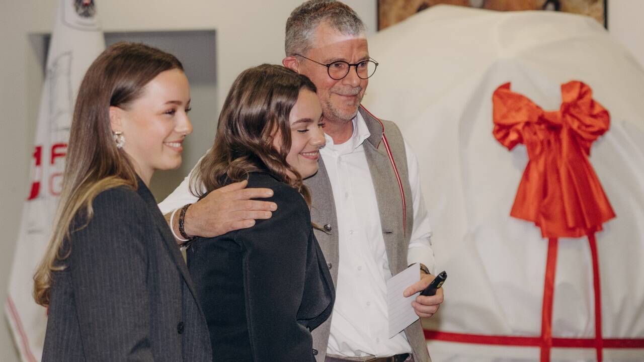 Firmenchef Gerald Heerdegen mit seinen Töchtern Anna und Emma.Im Hintergrund sind das hier noch verhüllte „Geschenk an die Region“ sowie die neuen Unternehmensfahne zu sehen.   Firmenchef Gerald Heerdegen mit seinen Töchtern Anna und Emma.Im Hintergrund sind das hier noch verhüllte „Geschenk an die Region“ sowie die neuen Unternehmensfahne zu sehen.