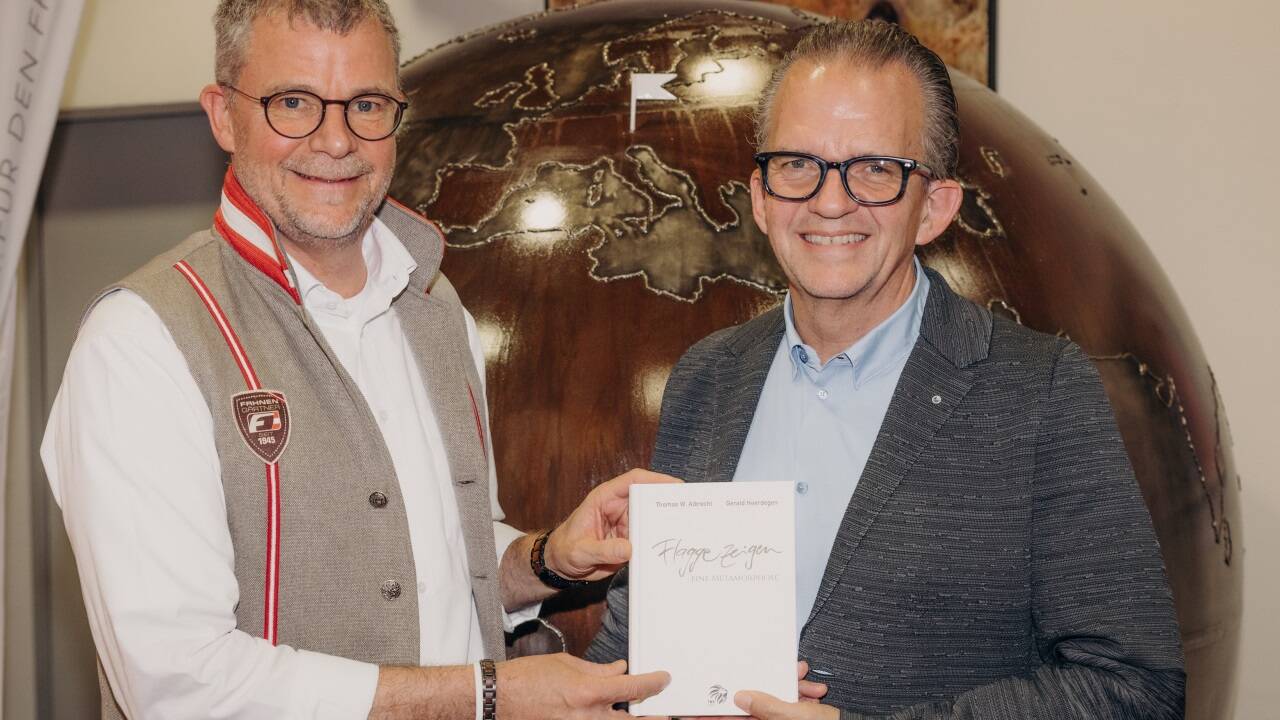 „Flagge zeigen – Eine Metamorphose“ – so heißt das Buch von Gerald Heerdegen und Thomas W. Albrecht.  „Flagge zeigen – Eine Metamorphose“ – so heißt das Buch von Gerald Heerdegen und Thomas W. Albrecht.