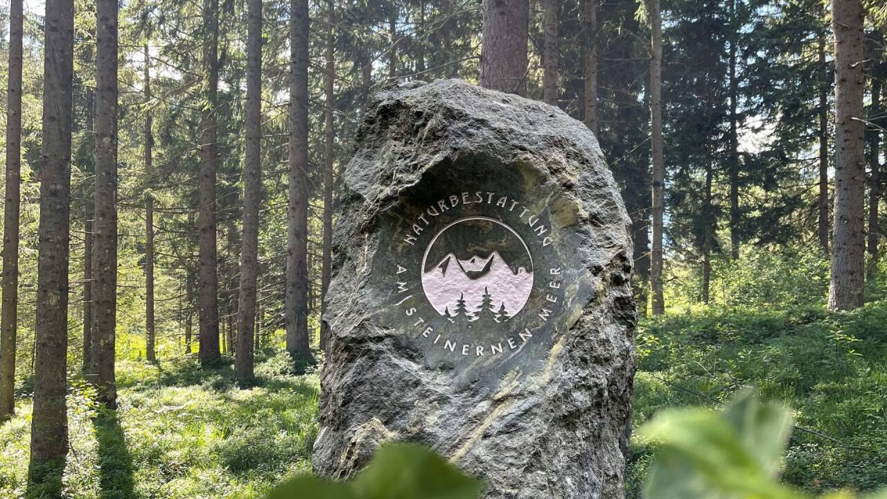 Seit 2023 gibt es in einem Waldstück im Saalfeldener Ortsteil Ramseiden die Möglichkeit zur Naturbestattung. Nun folgt ein weiterer Standort nahe der Triefenfälle in Hinterthal.   Seit 2023 gibt es in einem Waldstück im Saalfeldener Ortsteil Ramseiden die Möglichkeit zur Naturbestattung. Nun folgt ein weiterer Standort nahe der Triefenfälle in Hinterthal.