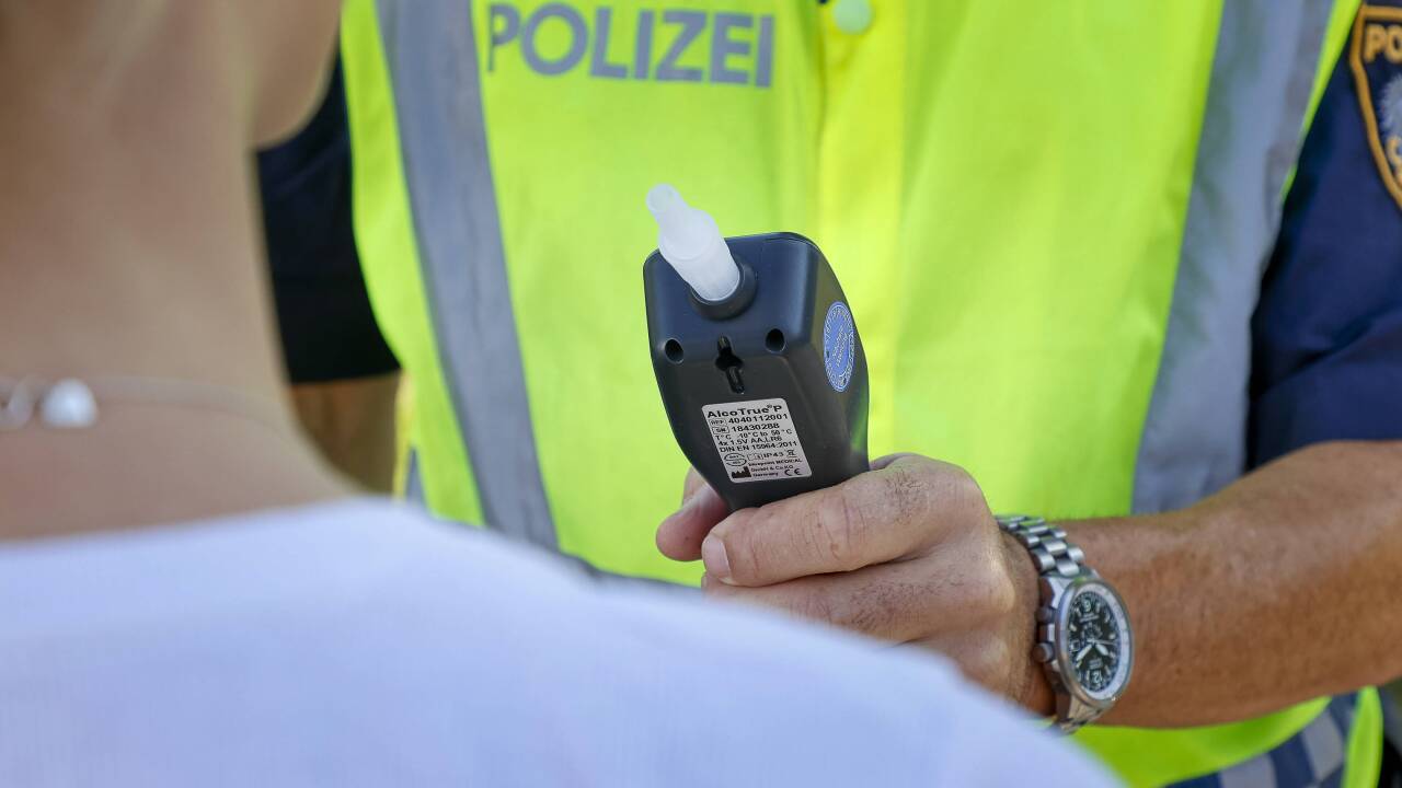 Der Führerschein war dem alkoholisierten Autofahrer bereits zuvor entzogen worden (Symbolbild).  Der Führerschein war dem alkoholisierten Autofahrer bereits zuvor entzogen worden (Symbolbild).