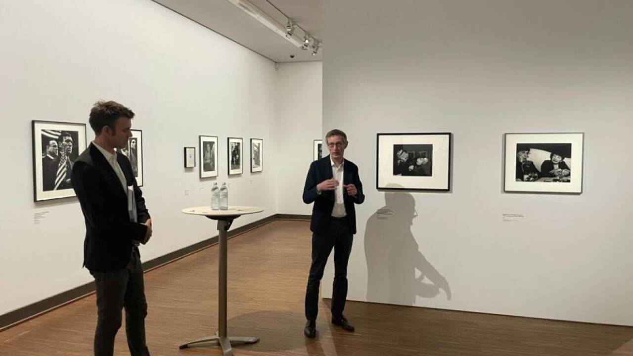 Kurator Moser und Albertina-Generaldirektor Gleis in der Model-Schau  Kurator Moser und Albertina-Generaldirektor Gleis in der Model-Schau