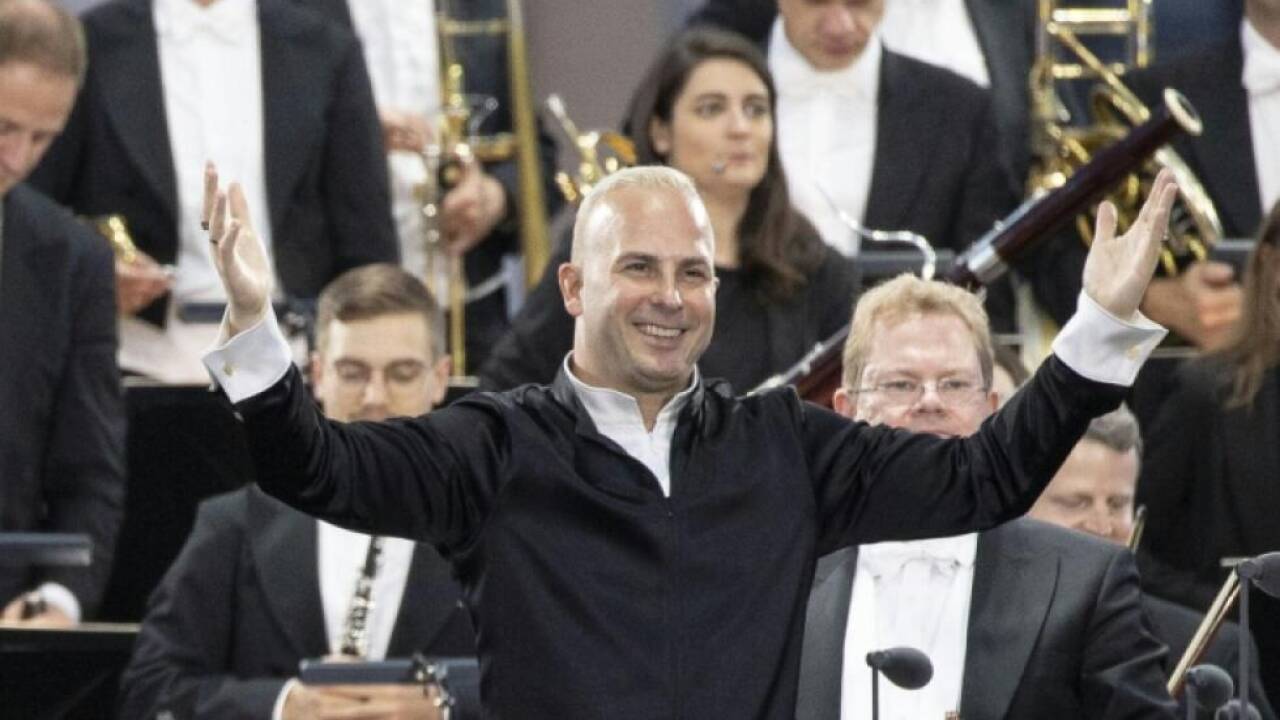 Dirigent Yannick Nézet-Séguion beim Sommernachtskonzert 2023  Dirigent Yannick Nézet-Séguion beim Sommernachtskonzert 2023