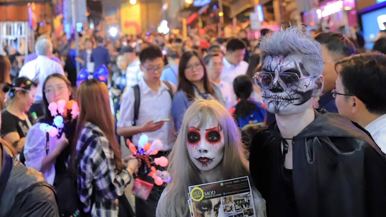 In Hongkong wird eine Kombination aus Halloween und Hungry Ghost Festival gefeiert.  In Hongkong wird eine Kombination aus Halloween und Hungry Ghost Festival gefeiert.