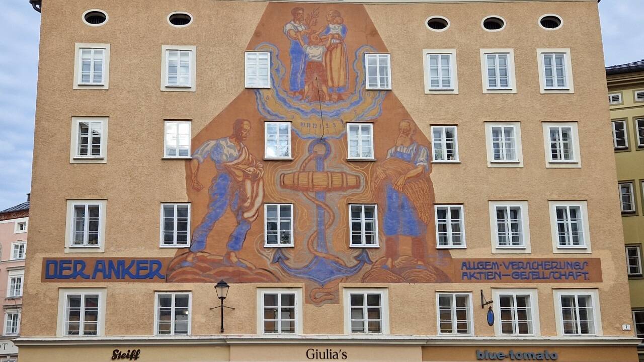 Karl Reisenbichler gestaltete Ende der 1920er Jahre dieses Sgraffito am Waagplatz 1 in Salzburg.   Karl Reisenbichler gestaltete Ende der 1920er Jahre dieses Sgraffito am Waagplatz 1 in Salzburg.