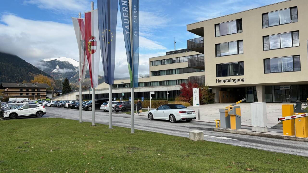 Das Tauernklinikum Zell am See mit dem Besucherparkplatz.  Das Tauernklinikum Zell am See mit dem Besucherparkplatz.