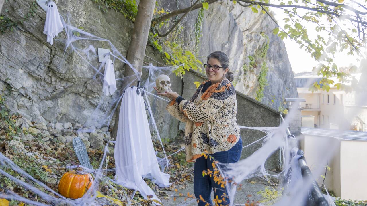 Halloween bei Familie Treml. Im Bild: Christina Morgado-Treml beim Dekorieren des Gartens.   Halloween bei Familie Treml. Im Bild: Christina Morgado-Treml beim Dekorieren des Gartens.