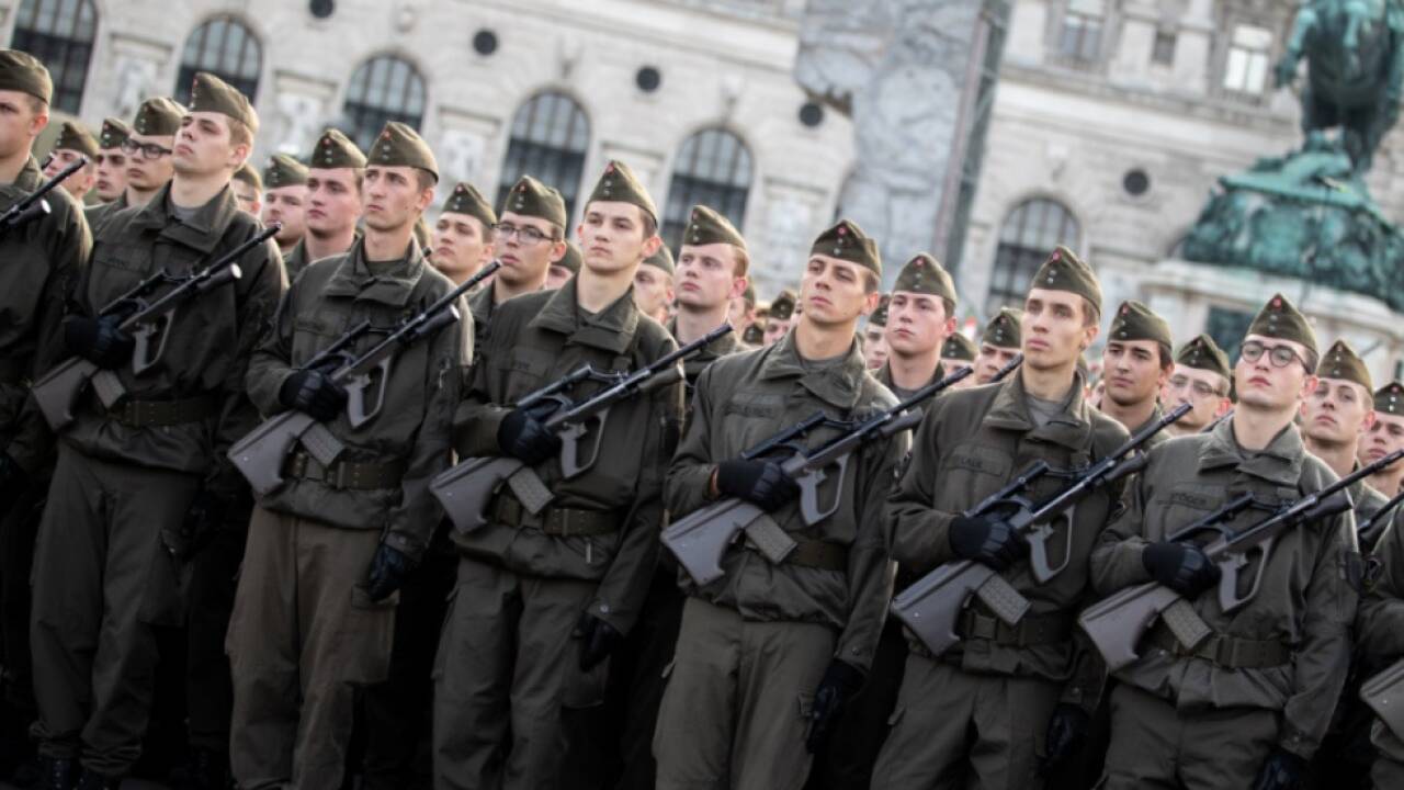 Sollen sie künftig länger dienen? Rekruten bei der Angelobung auf dem Wiener Heldenplatz am Nationalfeiertag.   Sollen sie künftig länger dienen? Rekruten bei der Angelobung auf dem Wiener Heldenplatz am Nationalfeiertag.