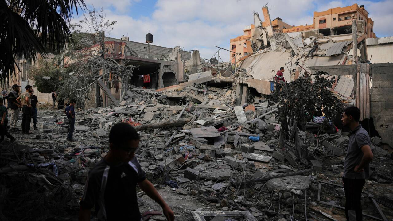 Einen Angriff der Hamas hat die Israel mit einem Bombardement der Siedlung Nuseirat im Gazastreifen beantwortet, das 18 Tote zur Folge hatte.  Einen Angriff der Hamas hat die Israel mit einem Bombardement der Siedlung Nuseirat im Gazastreifen beantwortet, das 18 Tote zur Folge hatte.