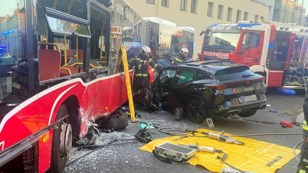 Angeklagter Lenker wurde von der Feuerwerhr aus dem Wrack befreit  Angeklagter Lenker wurde von der Feuerwerhr aus dem Wrack befreit