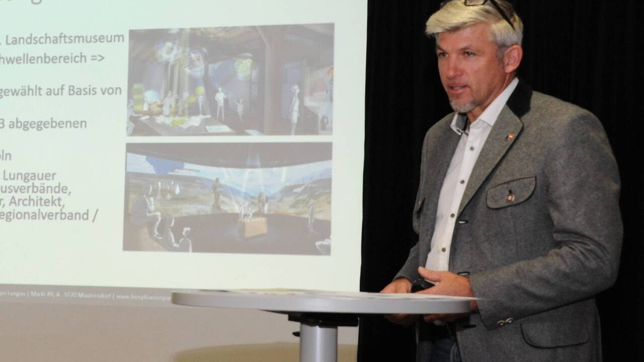 Biosphärenpark-Geschäftsführer Josef Kirchner informierte anlässlich der Gemeindeversammlung in Mariapfarr über das regionale Projekt des Besucherzentrums. 