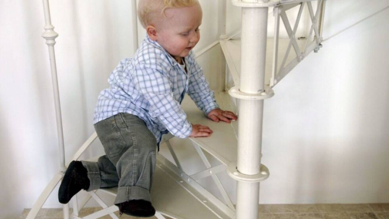 Treppen sollte manmit einem Gitter sichern  Treppen sollte manmit einem Gitter sichern