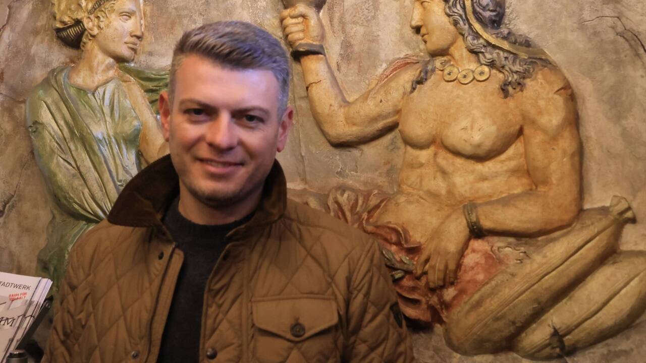 David Paschalis unter griechischen Göttern im Eingangsbereich des „Irodion“.Bilder: egbi  David Paschalis unter griechischen Göttern im Eingangsbereich des „Irodion“.Bilder: egbi