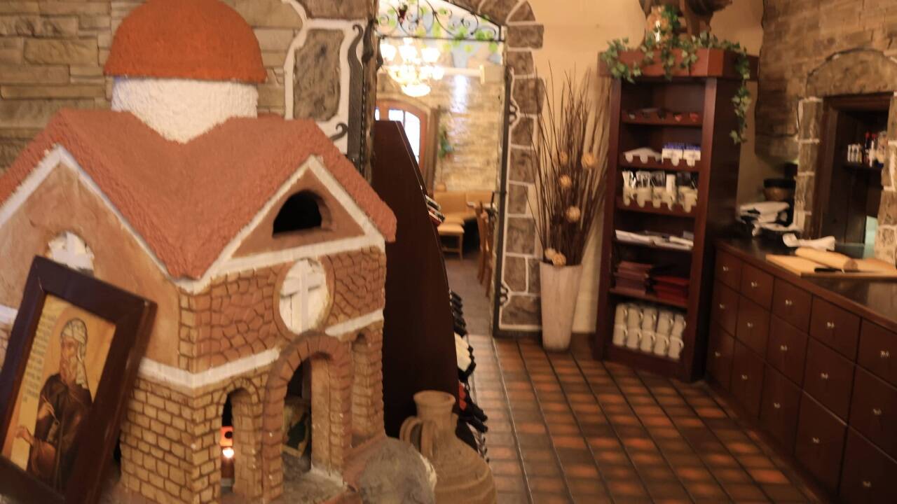 Die griechische Kirche weist den Weg zum Sitzplatz.  Die griechische Kirche weist den Weg zum Sitzplatz.