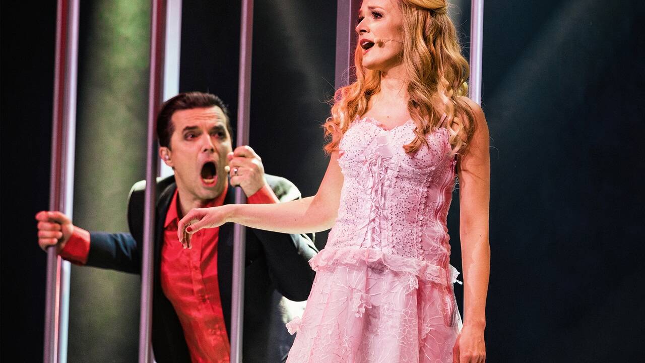 Die sensationelle neue Bühnenshow gewährt einen tiefen Einblick in die Gedanken- und Gefühlswelt des Künstlers und des Menschen hinter der schillernden Pop-Ikone und würdigt dabei das großartige Lebenswerk des "Falken".  Die sensationelle neue Bühnenshow gewährt einen tiefen Einblick in die Gedanken- und Gefühlswelt des Künstlers und des Menschen hinter der schillernden Pop-Ikone und würdigt dabei das großartige Lebenswerk des 'Falken'.