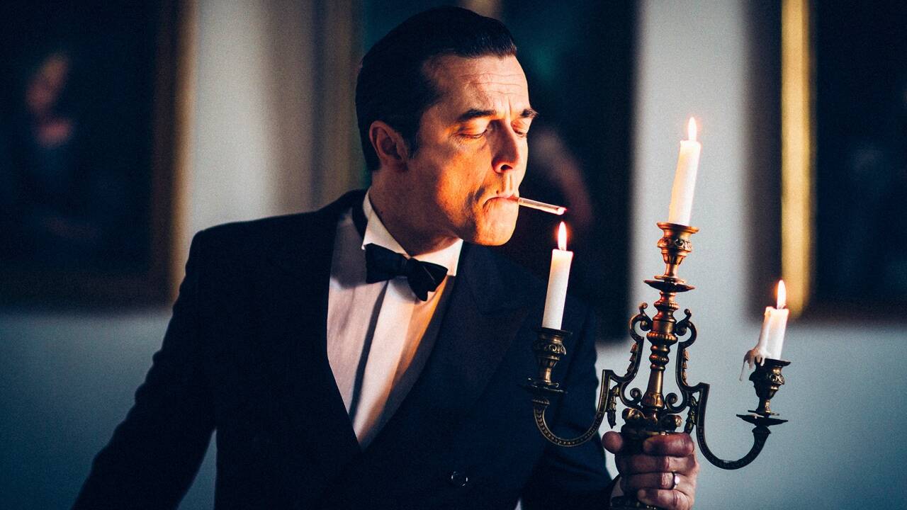 Die sensationelle neue Bühnenshow gewährt einen tiefen Einblick in die Gedanken- und Gefühlswelt des Künstlers und des Menschen hinter der schillernden Pop-Ikone und würdigt dabei das großartige Lebenswerk des "Falken".  Die sensationelle neue Bühnenshow gewährt einen tiefen Einblick in die Gedanken- und Gefühlswelt des Künstlers und des Menschen hinter der schillernden Pop-Ikone und würdigt dabei das großartige Lebenswerk des 'Falken'.