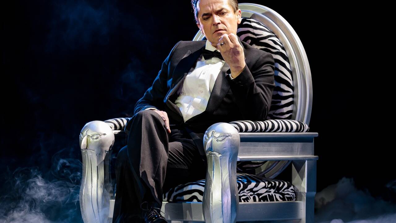 Die sensationelle neue Bühnenshow gewährt einen tiefen Einblick in die Gedanken- und Gefühlswelt des Künstlers und des Menschen hinter der schillernden Pop-Ikone und würdigt dabei das großartige Lebenswerk des "Falken".  Die sensationelle neue Bühnenshow gewährt einen tiefen Einblick in die Gedanken- und Gefühlswelt des Künstlers und des Menschen hinter der schillernden Pop-Ikone und würdigt dabei das großartige Lebenswerk des 'Falken'.