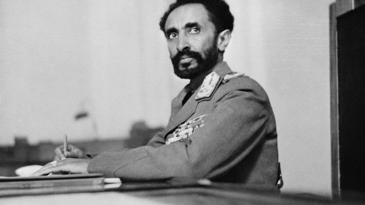 1930: Nach dem Tod der Kaiserin Zaoditu lässt sich Ras Tafari Makonnen als Haile Selassie I. zum Kaiser von Äthiopien krönen. Er hatte den rechtmäßigen Thronerben Lidj Jeassu, Enkel des Kaisers Menelik II., verdrängt und bereits 1928 durch einen Staatsstreich die Macht übernommen. 