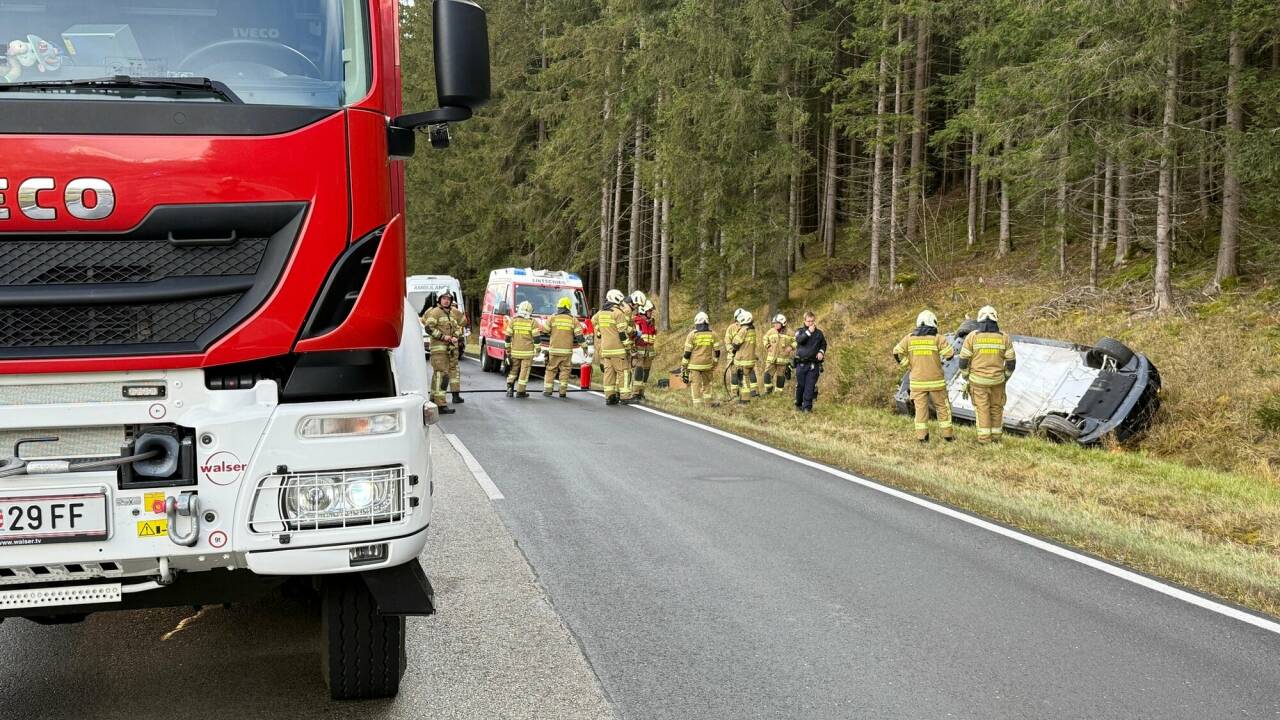 Der Lenker wurde beim Eintreffen der Feuerwehr bereits vom Roten Kreuz versorgt.  Der Lenker wurde beim Eintreffen der Feuerwehr bereits vom Roten Kreuz versorgt.