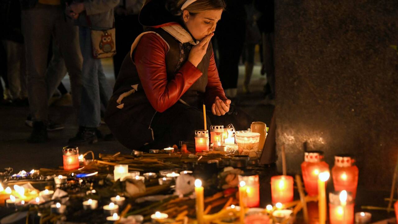 Eine Frau gedenkt der Toten von Novi Sad.  Eine Frau gedenkt der Toten von Novi Sad.
