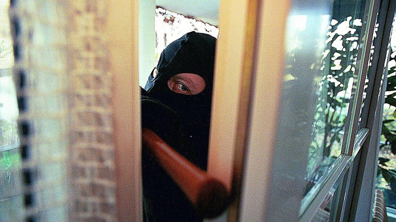 Die Täter schlugen die Balkontür ein (Symbolbild).  Die Täter schlugen die Balkontür ein (Symbolbild).