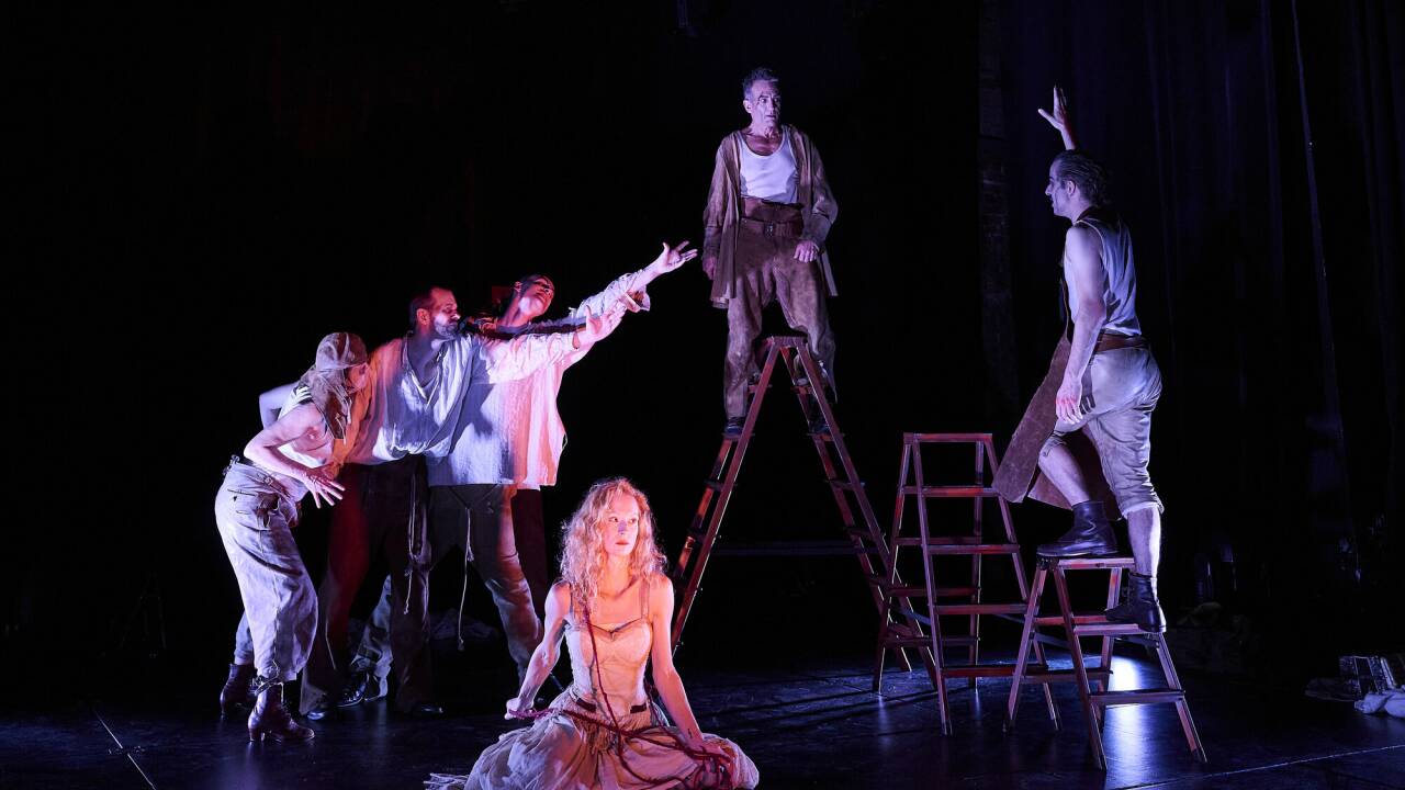 Cassandra Rühmling als Johanna Dark mit Ensemble.  Cassandra Rühmling als Johanna Dark mit Ensemble.