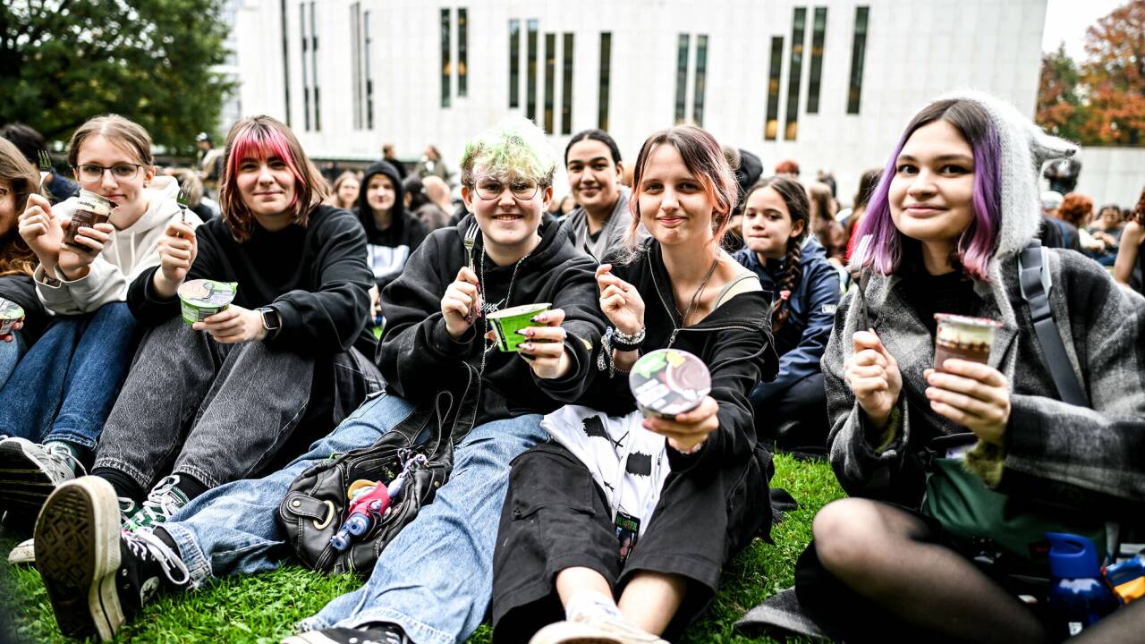 Neuer Internettrend: gemeinsames Essen von Pudding mit der Gabel.  Neuer Internettrend: gemeinsames Essen von Pudding mit der Gabel.