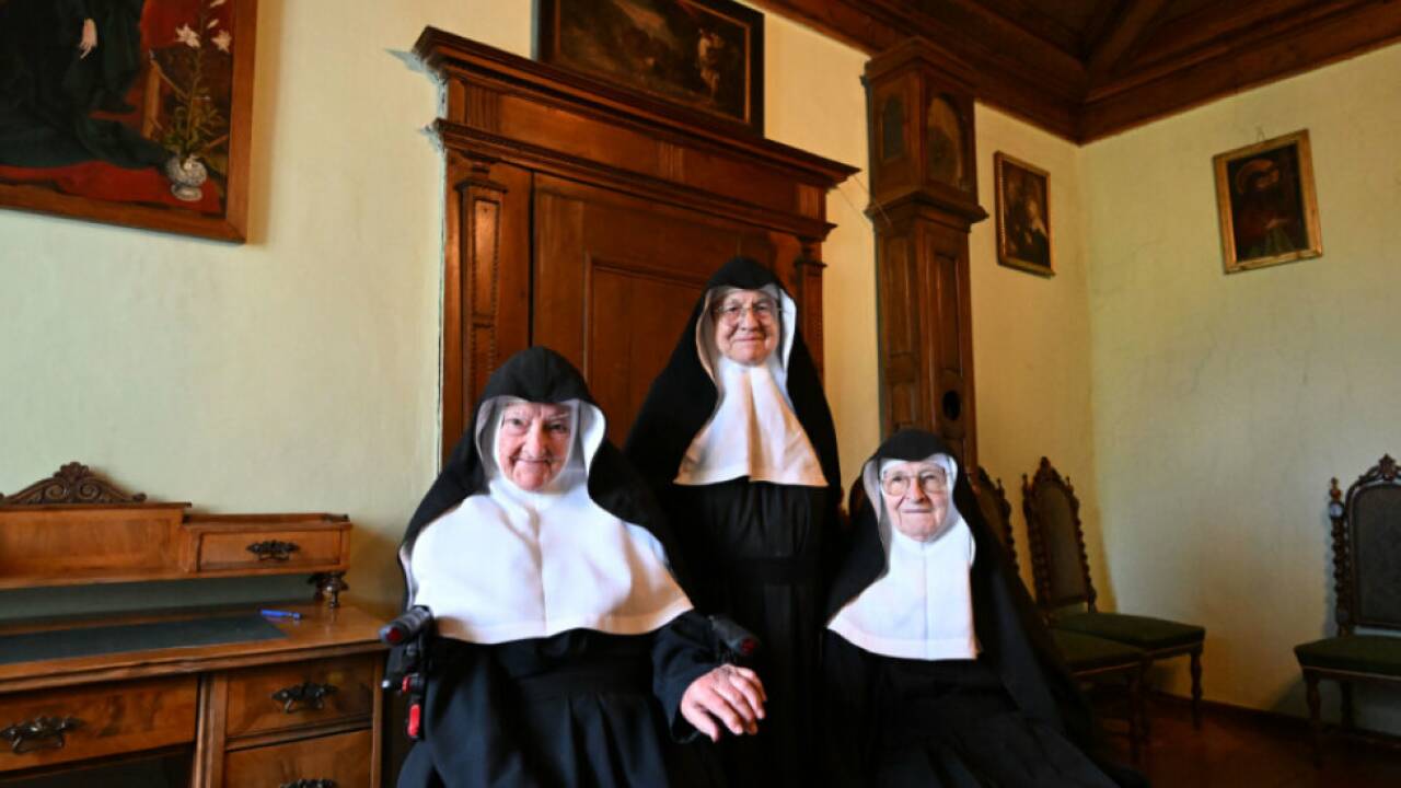 Die drei Augustiner-Chorfrauen vom Kloster Goldenstein, (v.l.) Bernadette, Rita und Regina - aufgenommen am Montag, 22. September 2025 - im Kloster Goldenstein in Elsbethen bei Salzburg.  Die drei Augustiner-Chorfrauen vom Kloster Goldenstein, (v.l.) Bernadette, Rita und Regina - aufgenommen am Montag, 22. September 2025 - im Kloster Goldenstein in Elsbethen bei Salzburg.