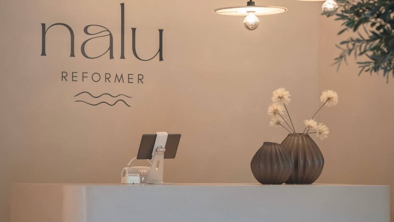 Inspiriert vom hawaiianischen Lebensgefühl ist Nalu mehr als ein Pilates-Studio.   Inspiriert vom hawaiianischen Lebensgefühl ist Nalu mehr als ein Pilates-Studio.