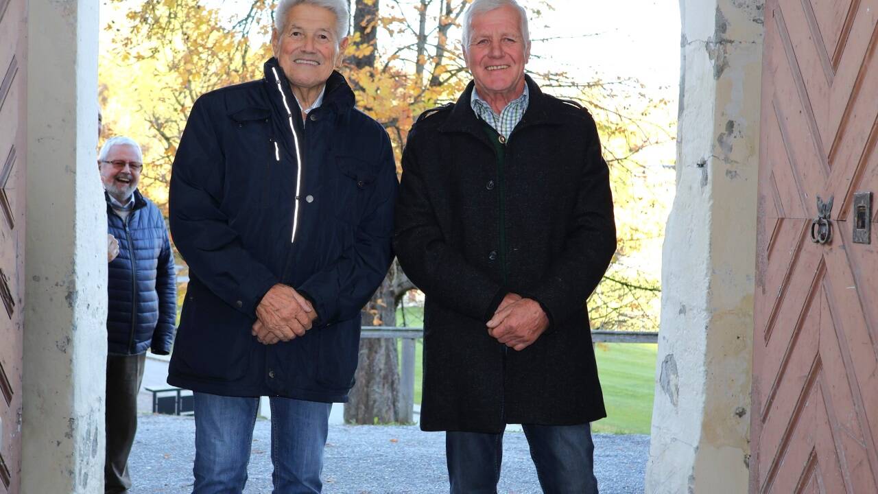 Erhard Gassner – Enkelsohn und Ziehsohn von Anna Schager – und Sepp Unterkirchner – Sohn von Rosina Unterkirchner – verlegten die Stolpersteine für die beiden Frauen.  Erhard Gassner – Enkelsohn und Ziehsohn von Anna Schager – und Sepp Unterkirchner – Sohn von Rosina Unterkirchner – verlegten die Stolpersteine für die beiden Frauen.