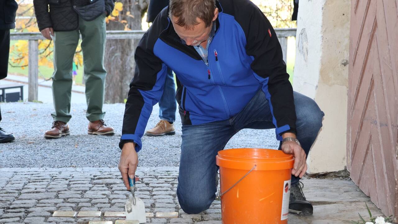 Es sind Stolpersteine Nummer sechs und sieben unter dem Torbogen von Schloss Goldegg.   Es sind Stolpersteine Nummer sechs und sieben unter dem Torbogen von Schloss Goldegg.