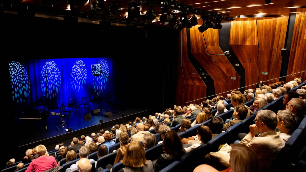 Ein gefüllter Saal . 