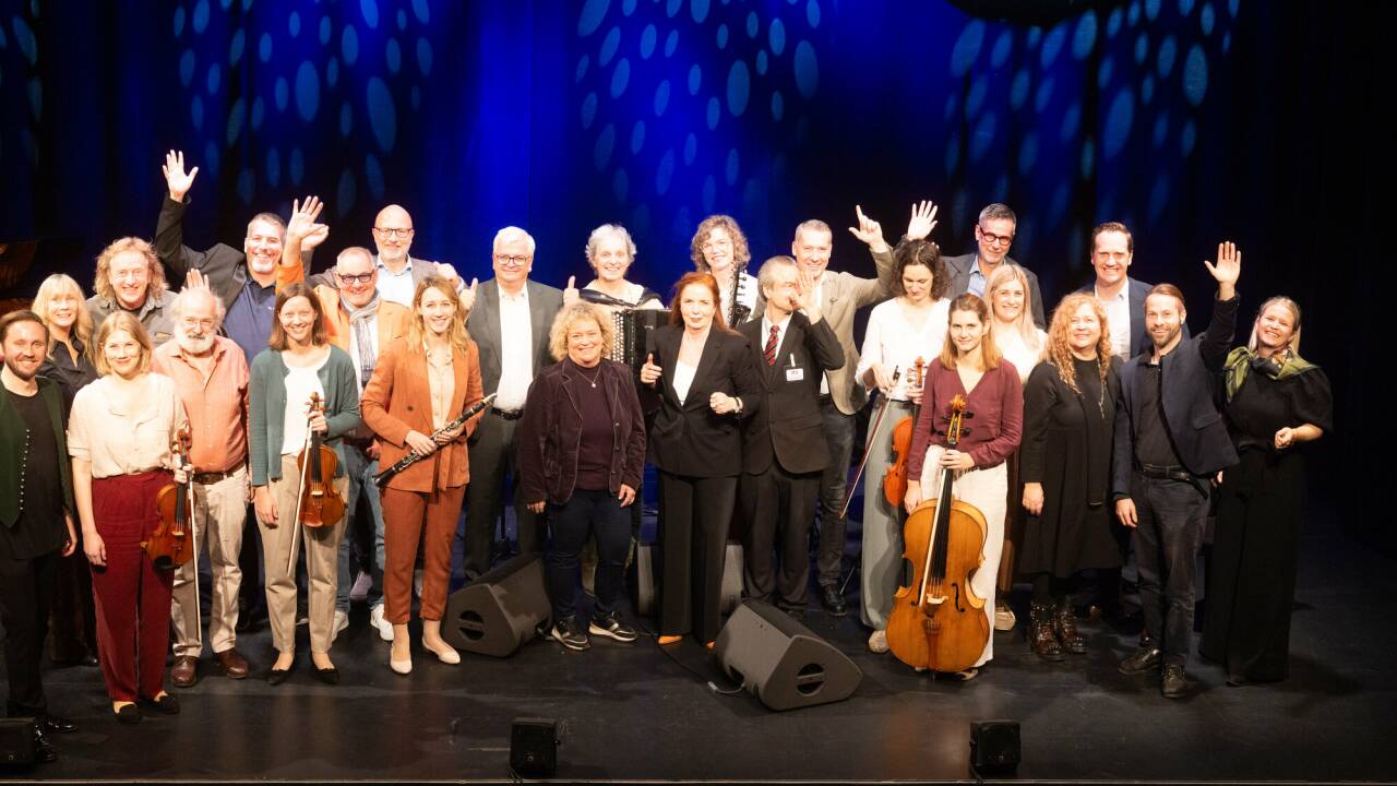 Bariton Rafael Fingerlos mit den Divinerinnen.