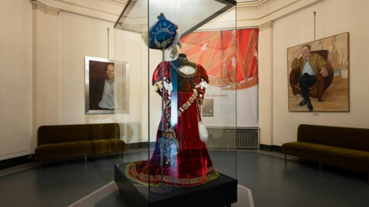 Prächtiges Kostüm des frühen Burgstars Charlotte Wolter  Prächtiges Kostüm des frühen Burgstars Charlotte Wolter