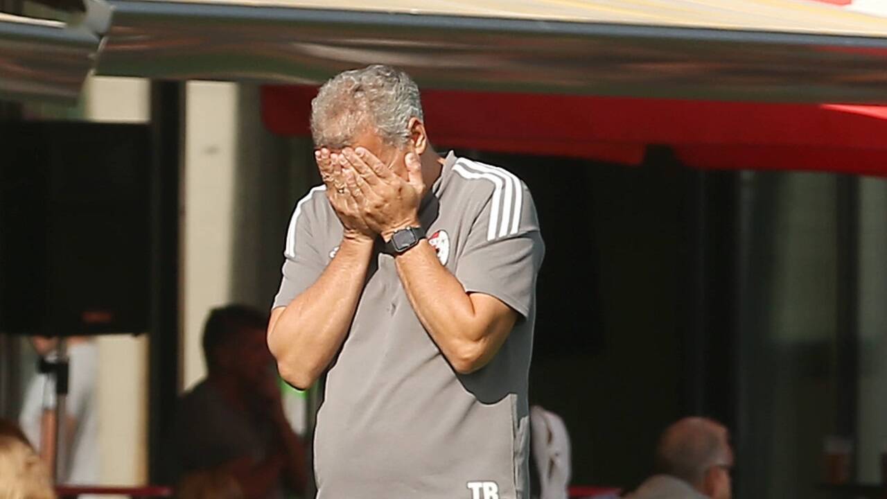 Kuchl-Trainer Thomas Hofer ärgert sich über die Vorstellung seiner Mannschaft bei der 1:4-Niederlage gegen Lauterach.   Kuchl-Trainer Thomas Hofer ärgert sich über die Vorstellung seiner Mannschaft bei der 1:4-Niederlage gegen Lauterach.