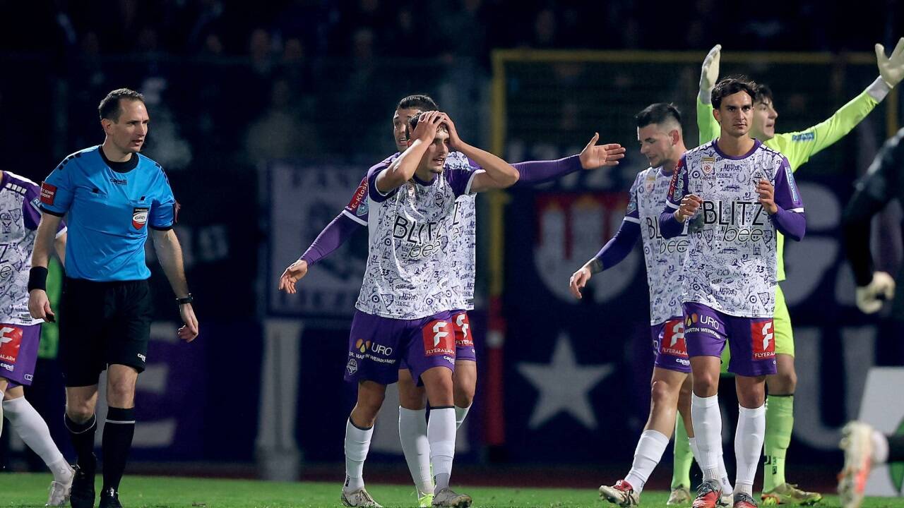 Die Kicker von Austria Salzburg beschwerten sich nach dem ersten Gegentor zurecht beim Schiedsrichter.   Die Kicker von Austria Salzburg beschwerten sich nach dem ersten Gegentor zurecht beim Schiedsrichter.