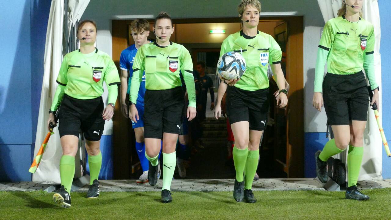 Das Schiri-Quartett Silke Hohenauer, Alina Mitterlechner, Marina Zechner, Vanja Vucanovic hatte die Partie in Grödig souverän im Griff.  Das Schiri-Quartett Silke Hohenauer, Alina Mitterlechner, Marina Zechner, Vanja Vucanovic hatte die Partie in Grödig souverän im Griff.