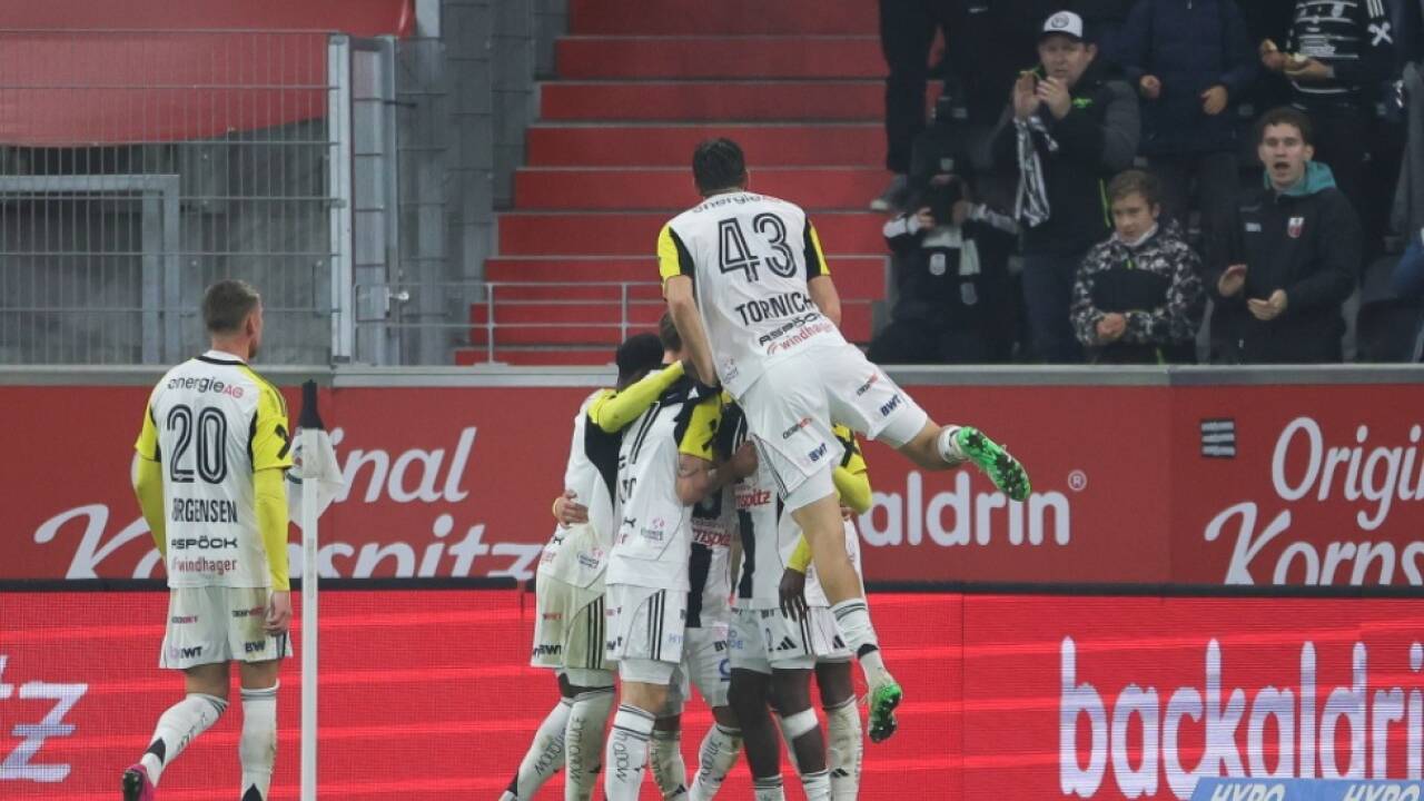 Der LASK feiert seinen Matchwinner Adeniran 
