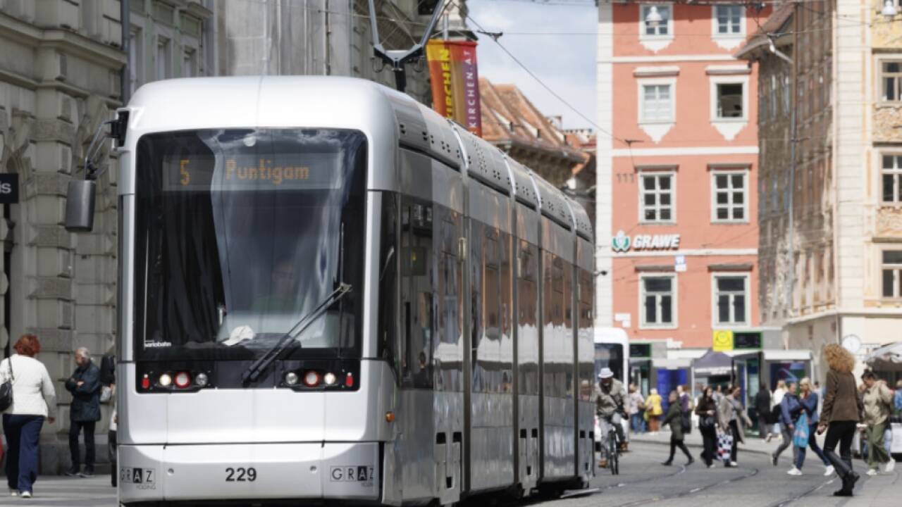 Ein Fußgänger wurde in Graz von einer Straßenbahn erfasst Ein Fußgänger wurde in Graz von einer Straßenbahn erfasst