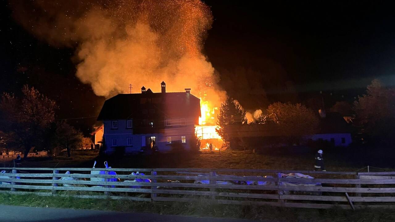 Mitte August etwa stand das Wirtschaftsgebäude eines Bauernhofs in Vollbrand.  